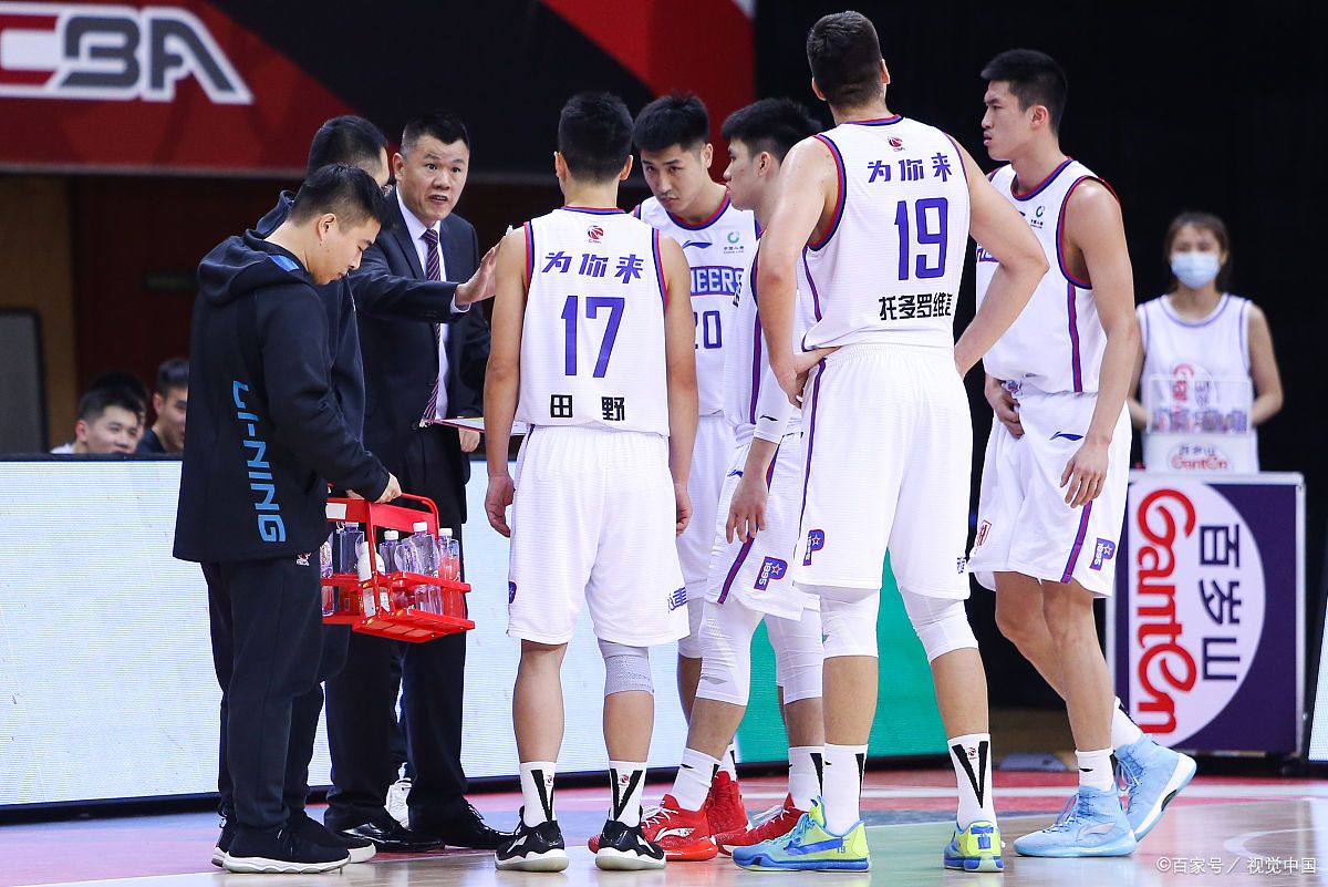 一次历史性的篮球比赛引发球迷狂热